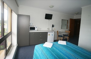 Iron/ironing board, free WiFi, bed sheets - Cedar Lodge Motel Townsville (Aitkenvale)