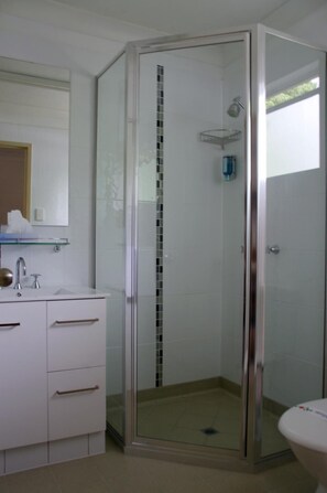 Een douche, gratis toiletartikelen, een haardroger, handdoeken