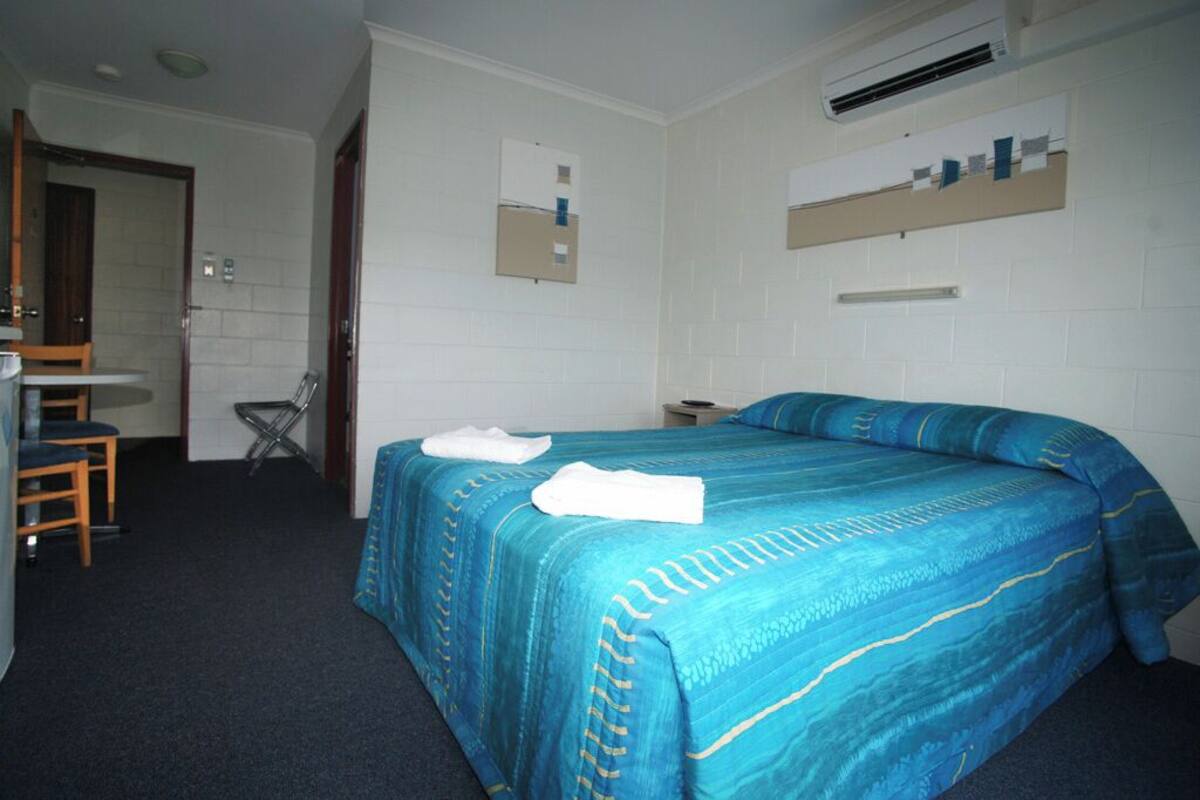 Iron/ironing board, WiFi (free), bed sheets