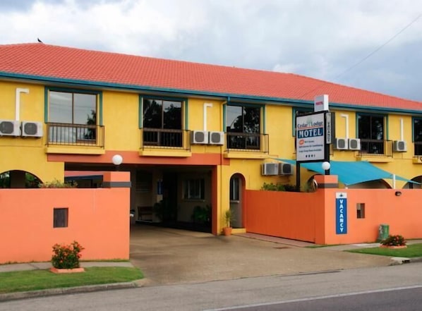 Property entrance - Cedar Lodge Motel Townsville (Aitkenvale)