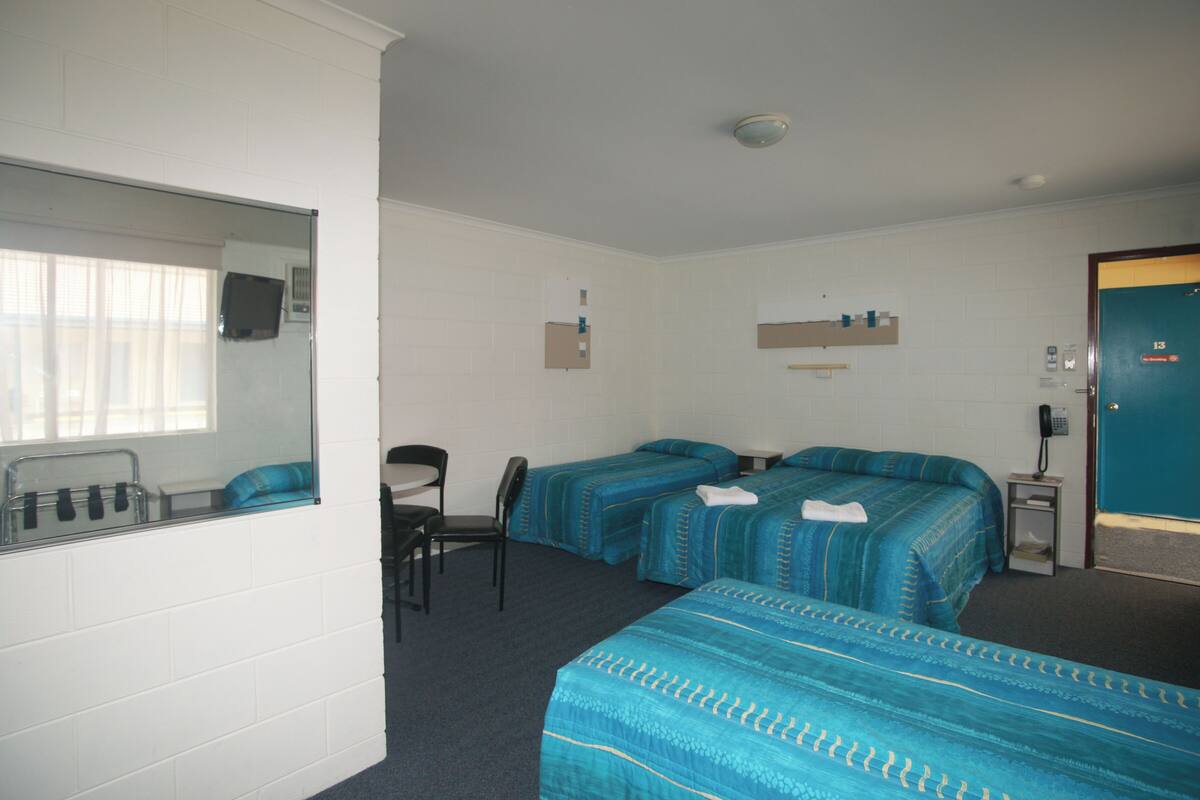Iron/ironing board, WiFi (free), bed sheets