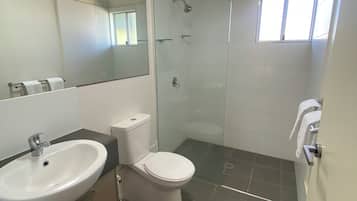 Bruser, gratis toiletartikler, hårtørrer, håndklæder