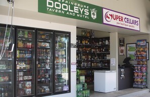 Gift shop - Dooleys Springsure Tavern and Motel (Springsure)