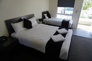 Roupas de cama premium, escrivaninha, ferros/tábuas de passar roupa
