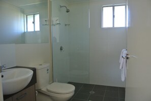 Shower, free toiletries, hair dryer, towels - Dooleys Springsure Tavern and Motel (Springsure)