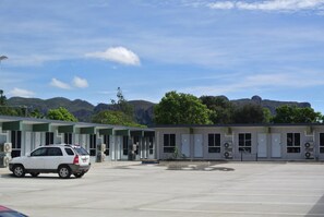 Free self-parking - Dooleys Springsure Tavern and Motel (Springsure)