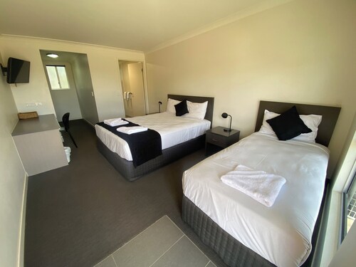 Dooleys Springsure Tavern and Motel
