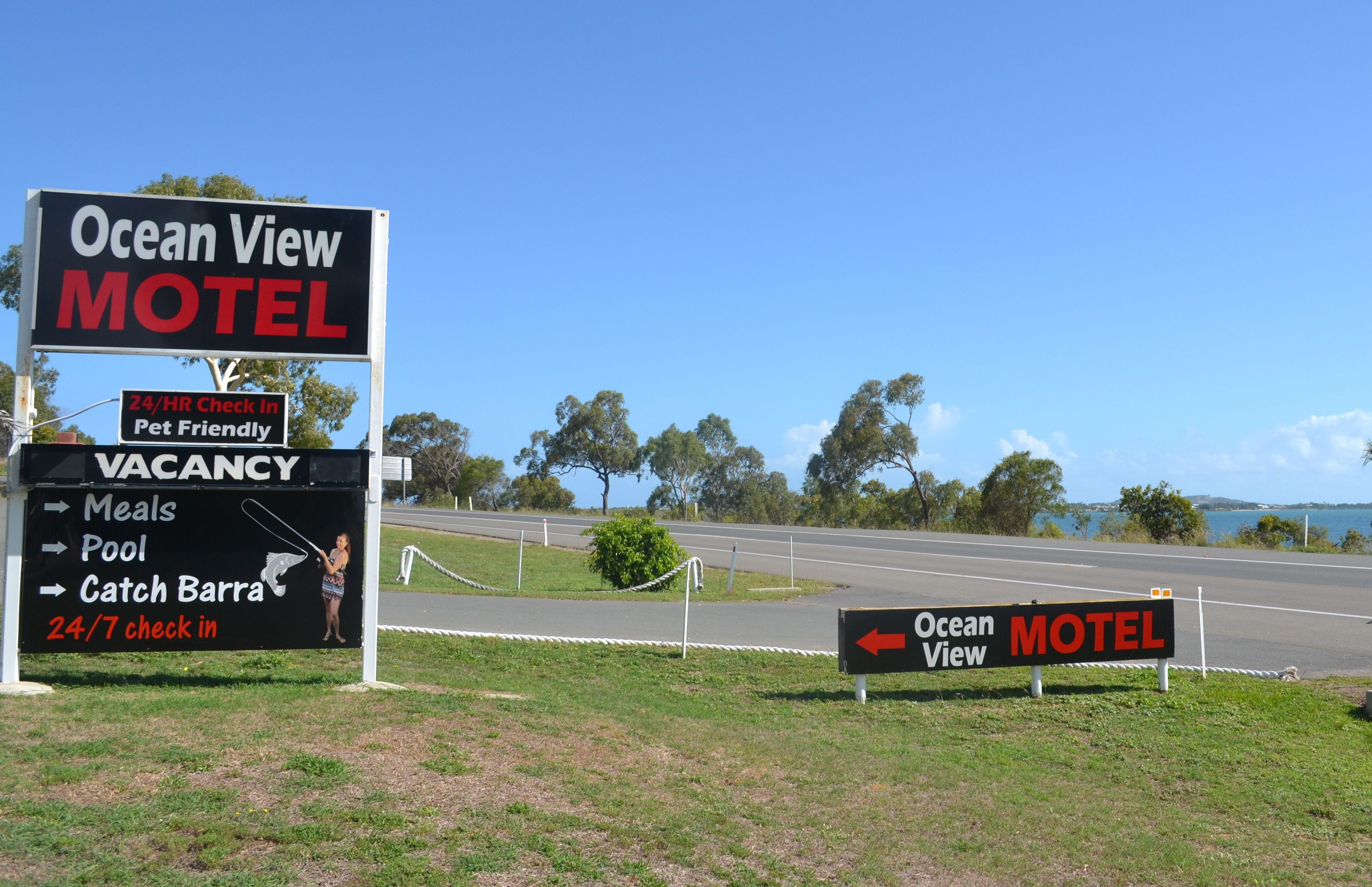 A motel sign with amenities like meals, pool, and catch and barra.