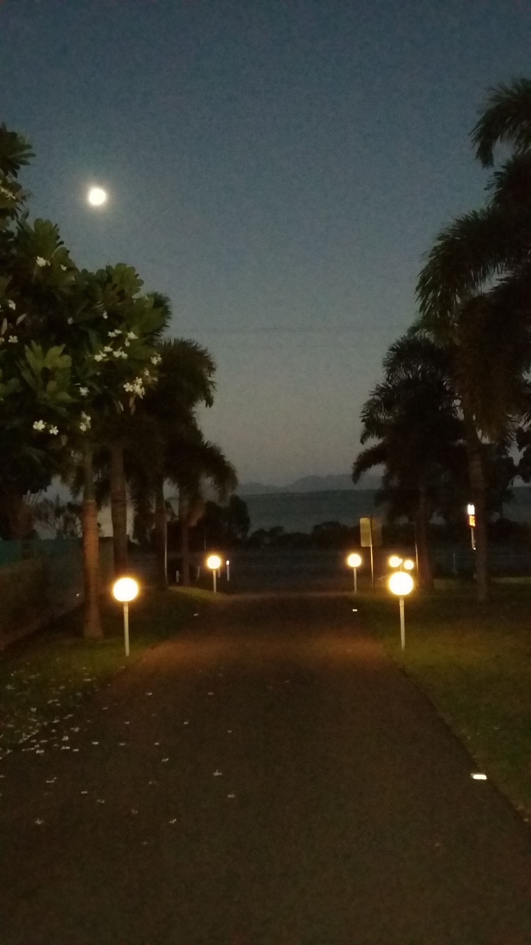 Fachada da propriedade à noite