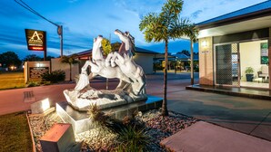 A hotel entrance with a horse statue, reception area, and a sign indicating vacancy. - Athena Studio Units (Roma)