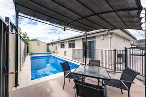 Una piscina al aire libre