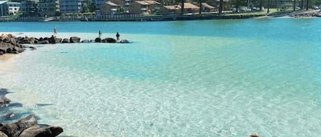 NĂ€ra stranden och vit sandstrand