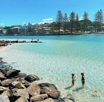 Una playa cerca, arena blanca