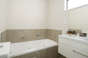 Bañera con ducha, secador de pelo