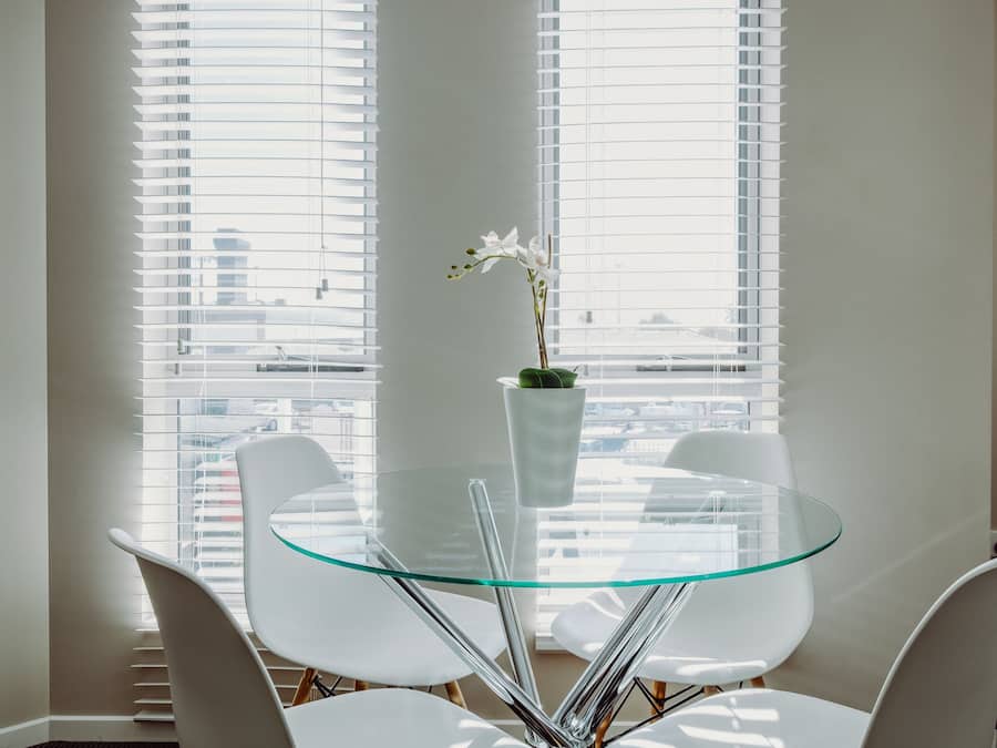 Individueel gemeubileerd, een strijkplank/strijkijzer, gratis babybedden