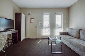 エグゼクティブ スイート 1 ベッドルーム 禁煙 簡易キッチン | 客室ごとに異なるインテリア、アイロン / アイロン台、ベビーベッド (無料)、WiFi (無料)