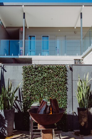 Lunch and dinner served, Modern European cuisine - Crossroads Hotel Narrabri (Narrabri)