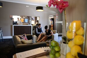 2 bars/lounges - Crossroads Hotel Narrabri (Narrabri)