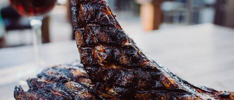 Lounas ja illallinen, moderni eurooppalainen keittiö