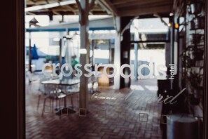 Lunch and dinner served, Modern European cuisine - Crossroads Hotel Narrabri (Narrabri)