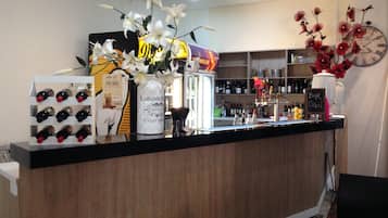 2 bars/lounges
