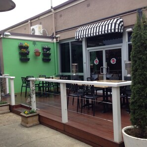 Family dining - Burkes Hotel Motel (Yarrawonga)