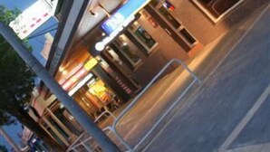 Un hotel con el nombre de "Burkes Hotel Motel" y un letrero que indica una tarifa de 60 dólares.