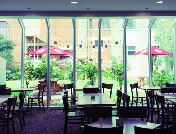 Restaurant - Burkes Hotel Motel (Yarrawonga)