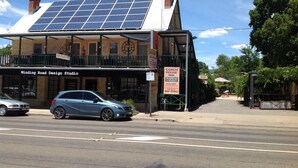 Front of property - Coach House Inn (Bright)
