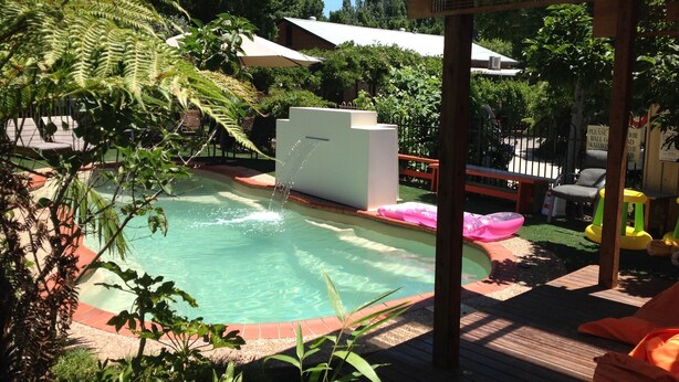 Outdoor pool - Coach House Inn (Bright)
