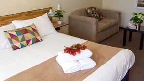 Premium bedding, desk, laptop workspace, blackout curtains - Aalbany Motel (Narrabri)