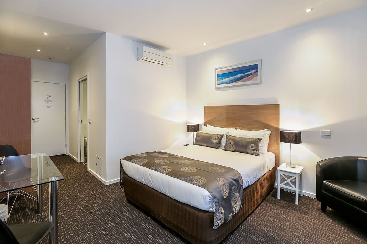 Bay View Spa  Queen Unit | Desk, soundproofing, iron/ironing board, WiFi (free)