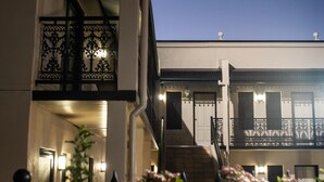 A building with a balcony, a staircase, and a gate. - Inverell Terrace Motor Lodge (Inverell)