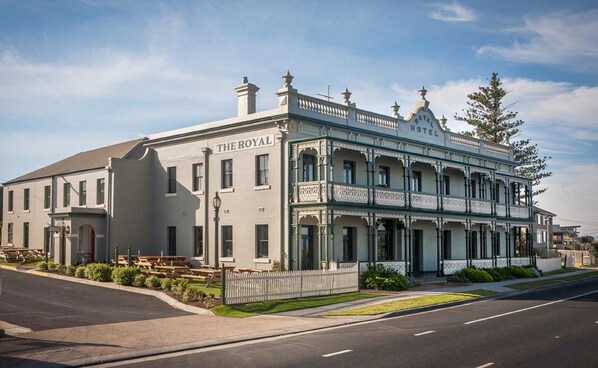 Property entrance - The Royal Hotel (Mornington)