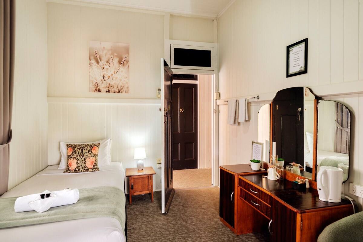 Standard Room, Non Smoking, Shared Bathroom (Single) | WiFi (free), individually decorated, individually furnished, bed sheets