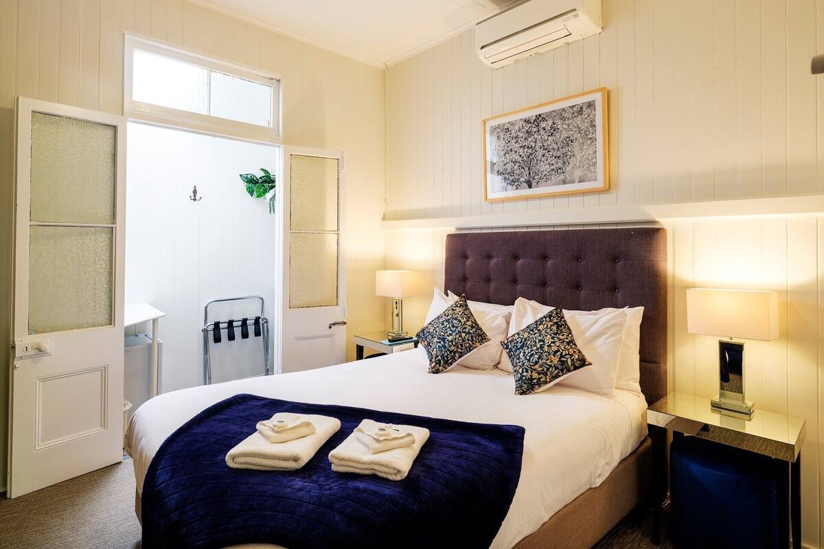 Queen Ensuite Room | WiFi (free), individually decorated, individually furnished, bed sheets