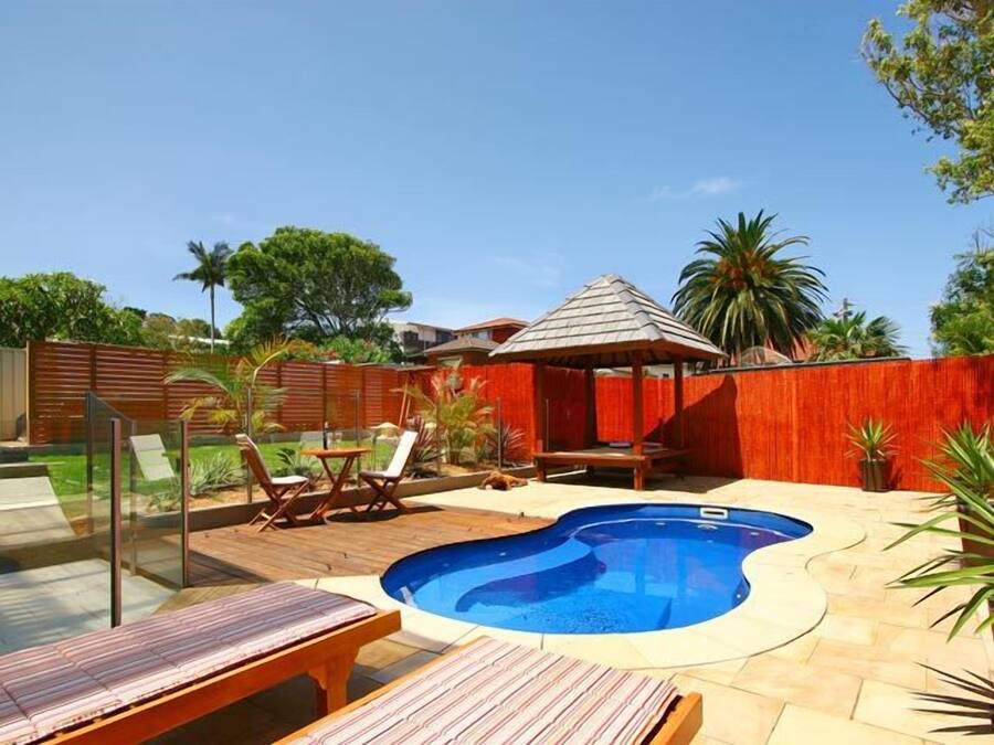 Piscina externa, espreguiçadeiras