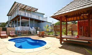 Piscine extérieure, chaises longues