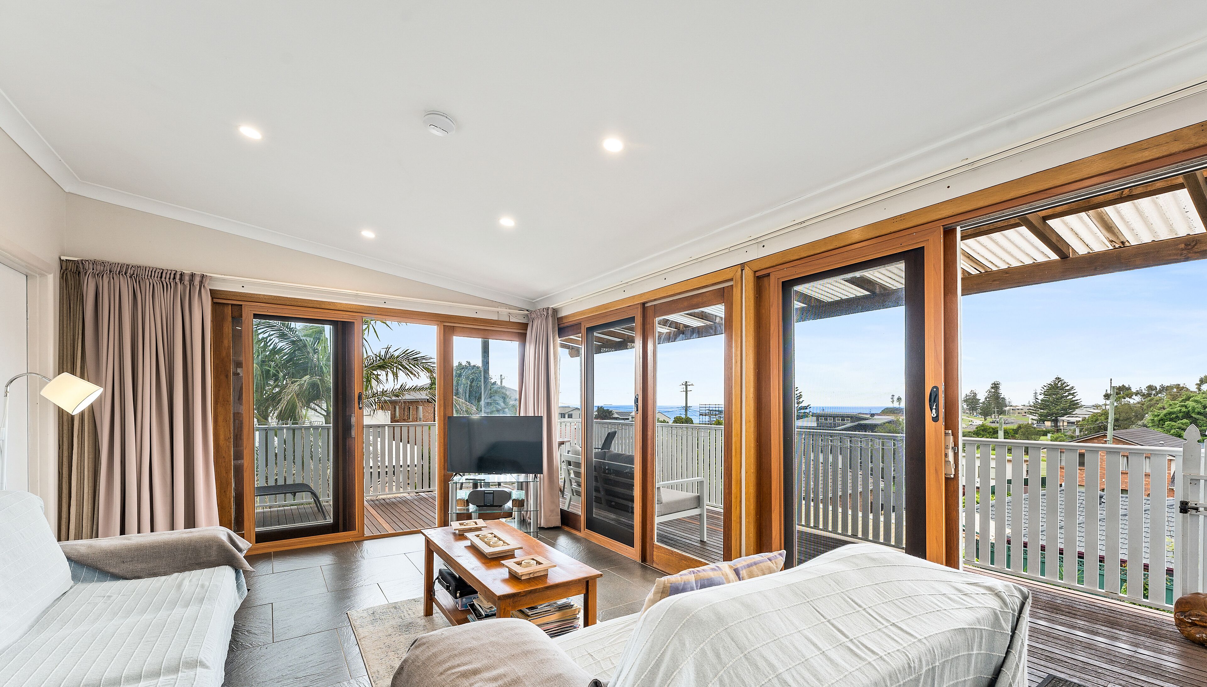 디럭스 스위트, 바다 전망 (King &amp; Spa) | 거실 공간 | TV