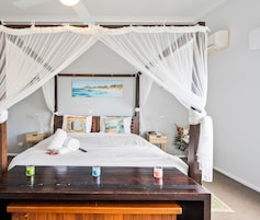Seaview Suite King & Spa | Soundproofing, iron/ironing board, free WiFi, bed sheets