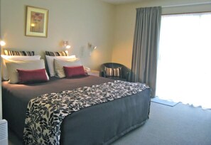 In-room safe, iron/ironing board, free WiFi, bed sheets - Buller Court on Palmerston (Westport)