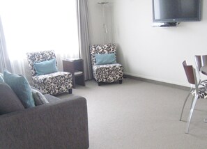 Standard Apartment, 2 Bedrooms, Non Smoking, Kitchenette (Access Apartm) | Living room | TV, DVD player - Buller Court on Palmerston (Westport)