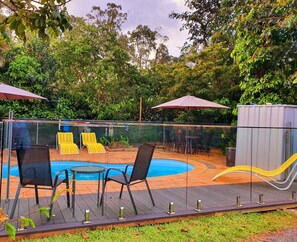 สระว่ายน้ำกลางแจ้ง