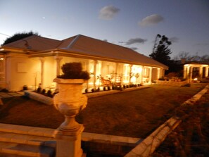 Voorkant accommodatie - avond/nacht