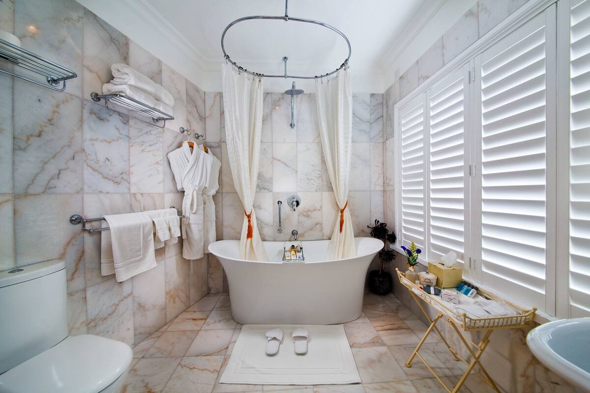 Standard Room, Non Smoking (Australis Suite) | Bathroom | Free toiletries, towels