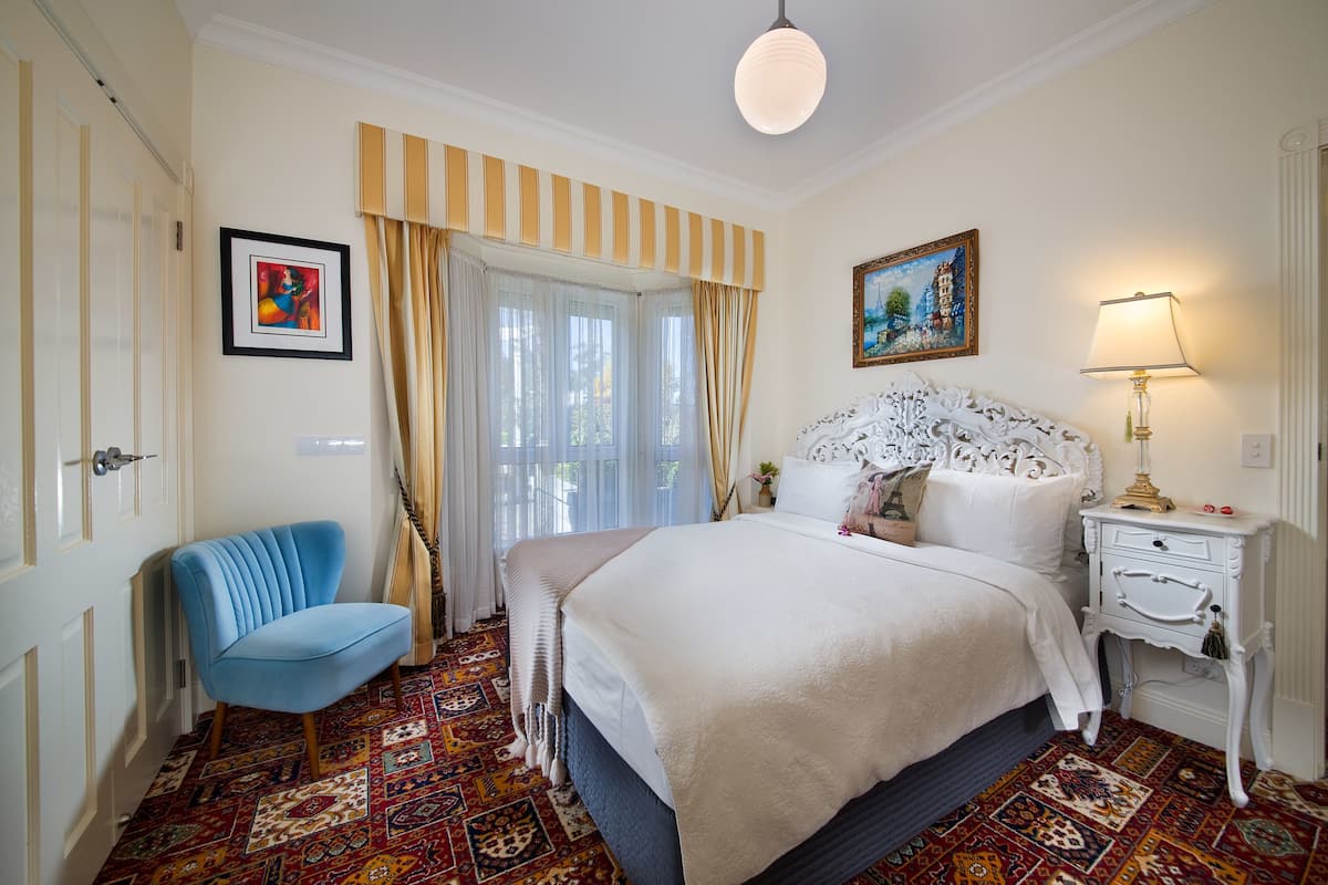Standaard kamer, niet-roken (Parisian Suite) | Luxe beddengoed, een kluis op de kamer, een bureau