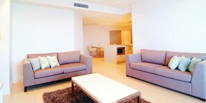 Superior appartement, 2 slaapkamers (for 2 couples) | Woonkamer | Lcd-televisie, een dvd-speler en een iPod-dock
