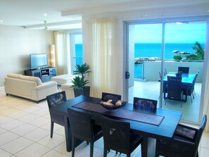 LCD TV, DVD player, iPod dock - Coral Cove Apartments (Bowen)