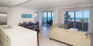 LCD TV, DVD player, iPod dock - Coral Cove Apartments (Bowen)