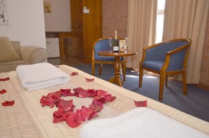 Iron/ironing board, free WiFi, bed sheets